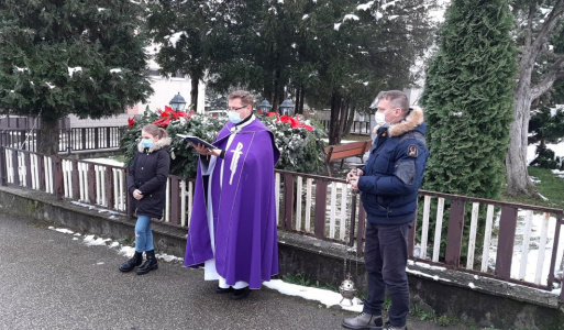Adventný veniec  Posvätenie obecného adventného venca pánom farárom M. Gnipom
